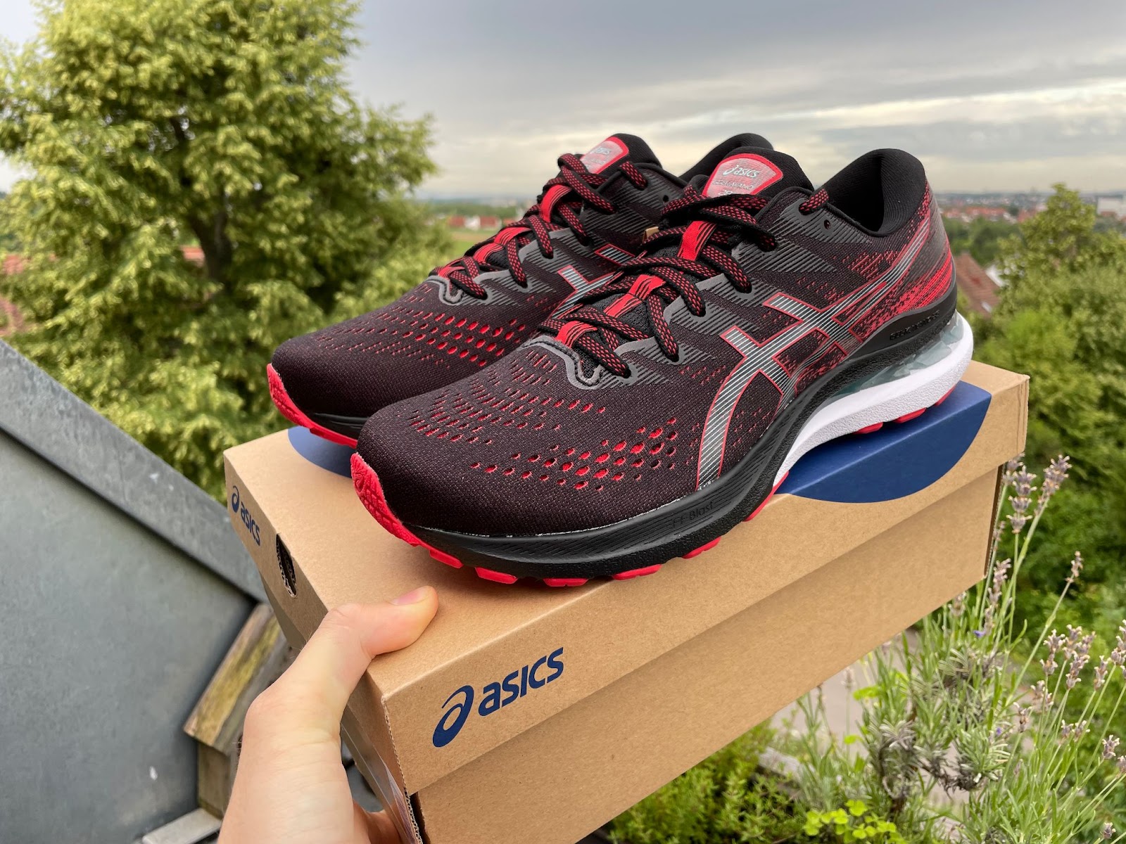 Road Trail Run: Testbericht: ASICS Gel-Kayano 28 - So lebendig, weich und  angenehm kann ein Stabilitätsschuh sein! (German)