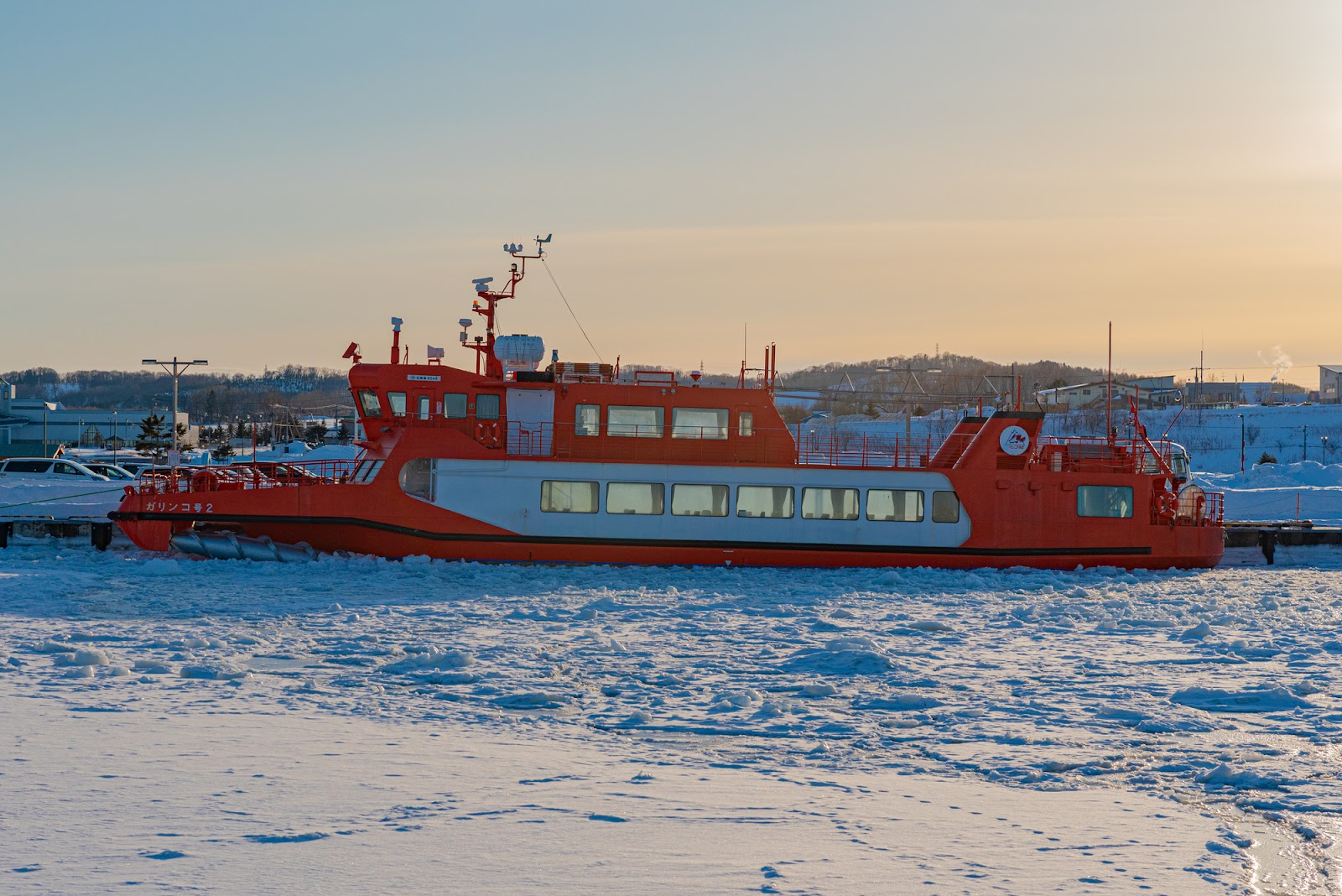 2. 紋別市 船の上から見下ろす氷の絨毯じゅうたん「オホーツクの流氷」