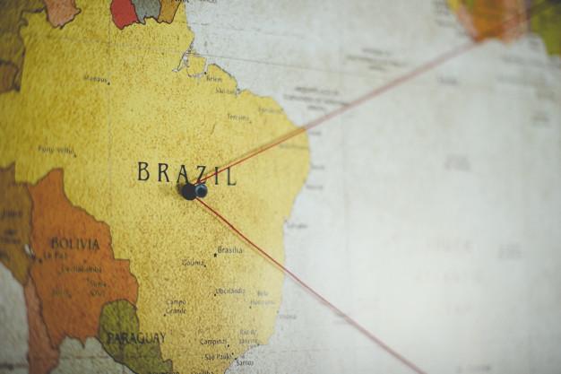 Primer disparo de un alfiler negro en el país de brasil en el mapa Foto gratis