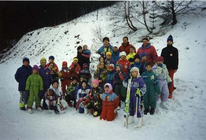 Ein Bild, das Schnee, draußen, Skifahren, Person enthält.

Automatisch generierte Beschreibung