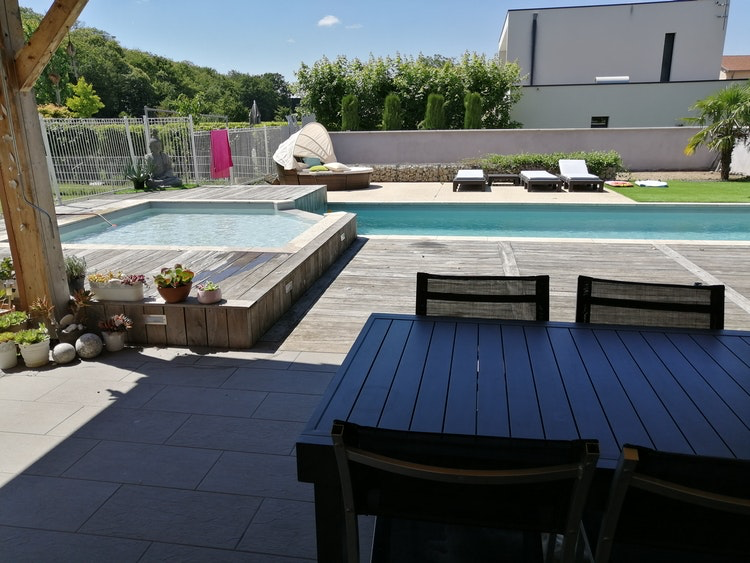 Piscine avec terrasse en bois et pataugeoire à 15 minutes de Lyon.