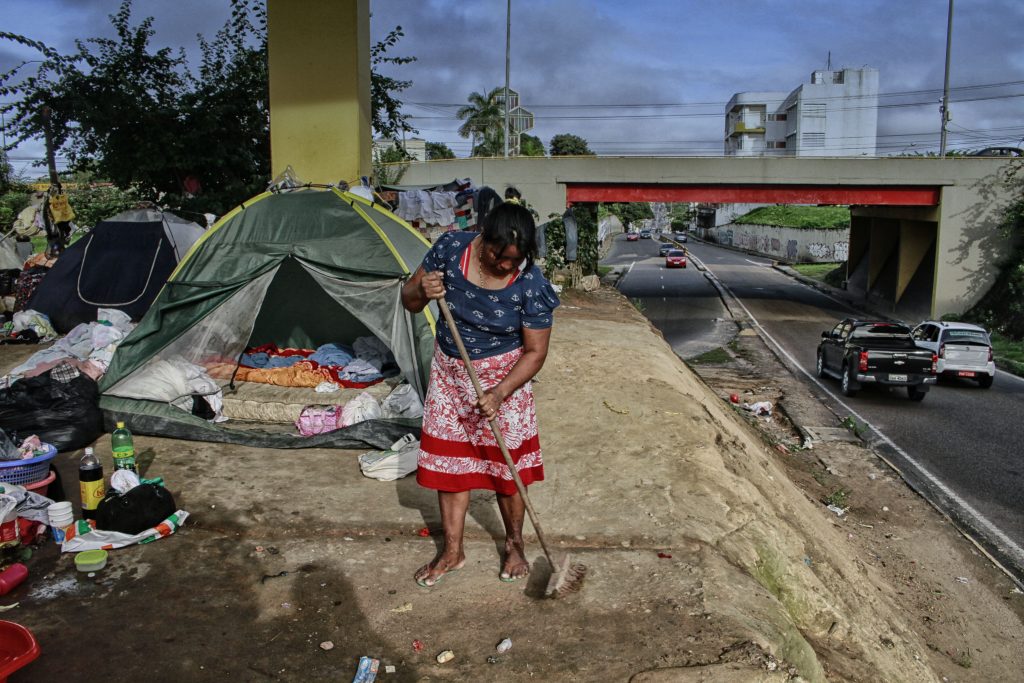 Acampamento embaixo do viaduto existe há 4 meses (Foto:Alberto César Araújo/Amazônia Real)