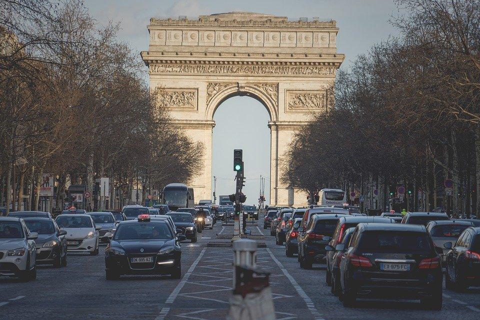 Coches frente al Arco del Triunfo en París