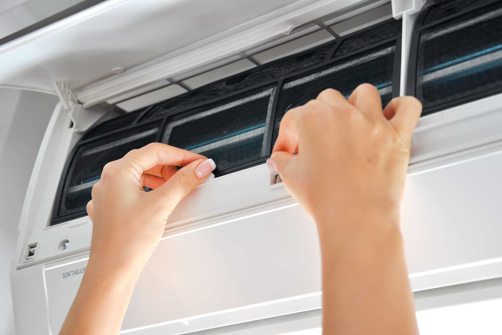 Thường xuyên vệ sinh tấm lưới lọc của máy