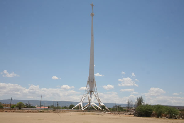 Torre-monumento Luzeiro do Nordeste, que parece uma fina nave espacial.