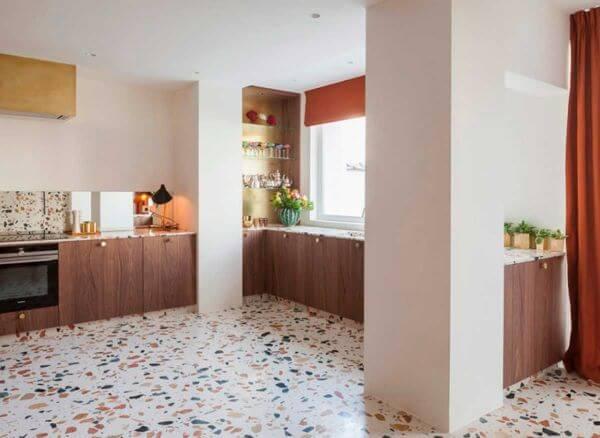 cozinha com porcelanato de granilite colorido, armários marrom e paredes brancas 