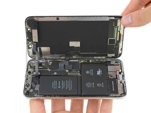 Thay pin iPhone Xs Max chính hãng uy tín