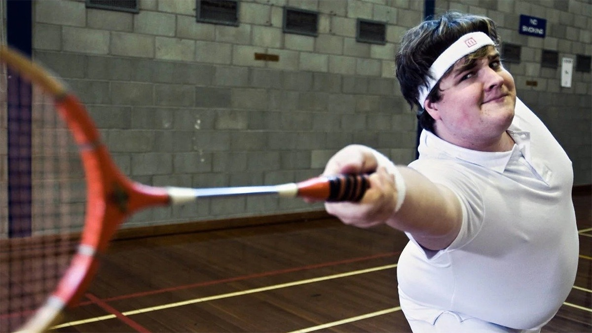 Rekomendasi film tentang Badminton, Bruce Lee Played Badminton Too (Photo: Apple TV)