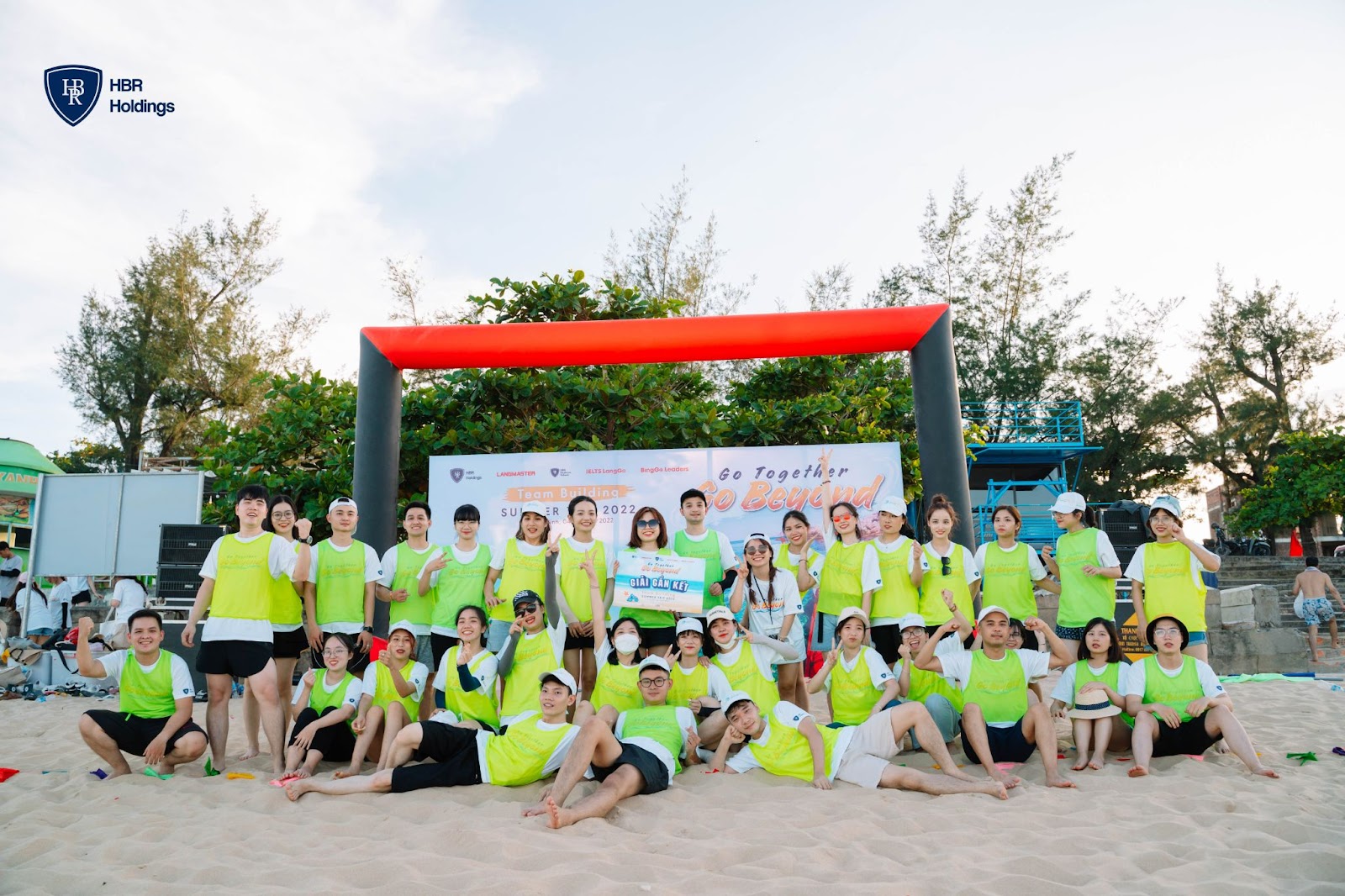 Team màu xanh HBR Holdings nhận giải trong phần chơi team building