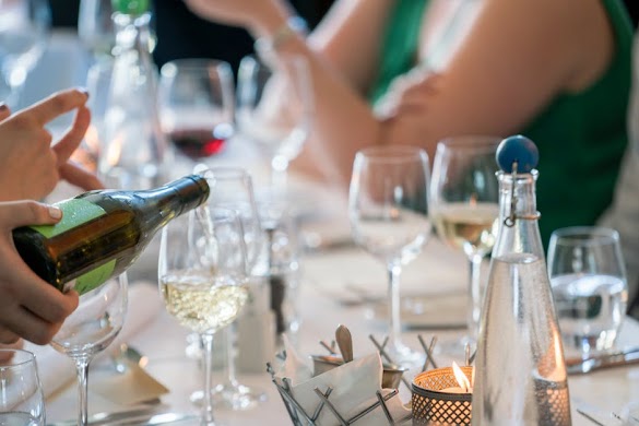 Dinner Party Gifts For Guests / How Can I Prepare To Attend A Dinner Party With Pictures : Surprise your dinner party guests with a special gift at the table.