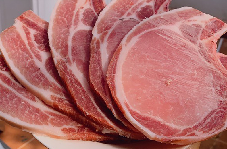 Có thể mua tai heo hoặc cốt lết đông lạnh miễn sao sản phẩm đó có nguồn gốc rõ ràng