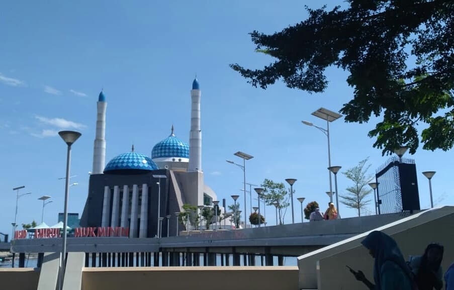 masjid terapung pantai losari makassar