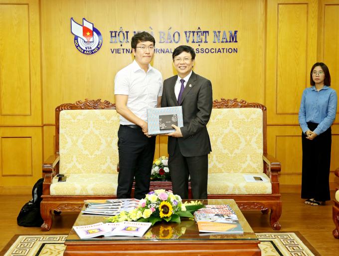 Ông Lee Yong Chul, phóng viên Đài Truyền hình MBC tại tỉnh Gangwon Yeongdong đại diện đoàn phóng viên Hàn Quốc tặng quà lưu niệm cho đồng chí Hồ Quang Lợi, Phó Chủ tịch Thường trực Hội Nhà báo Việt Nam. Ảnh: Sơn Hải