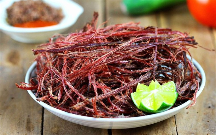 Thưởng thức thành quả sau khi làm xong mẻ thịt trâu gác bếp