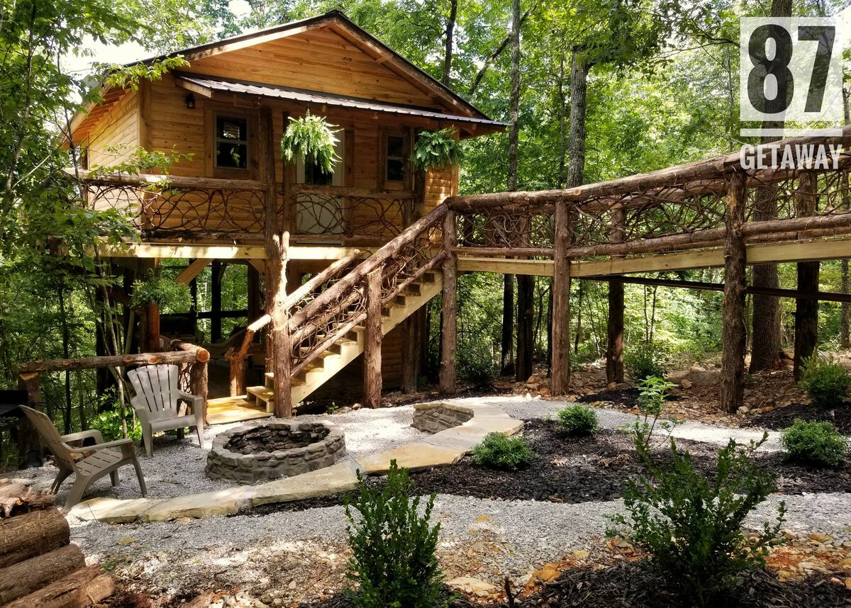 87 Getaway Treehouse Escape - Secluded Airbnb Treehouse with Hot Tub in Ozark Forest, Mountain View