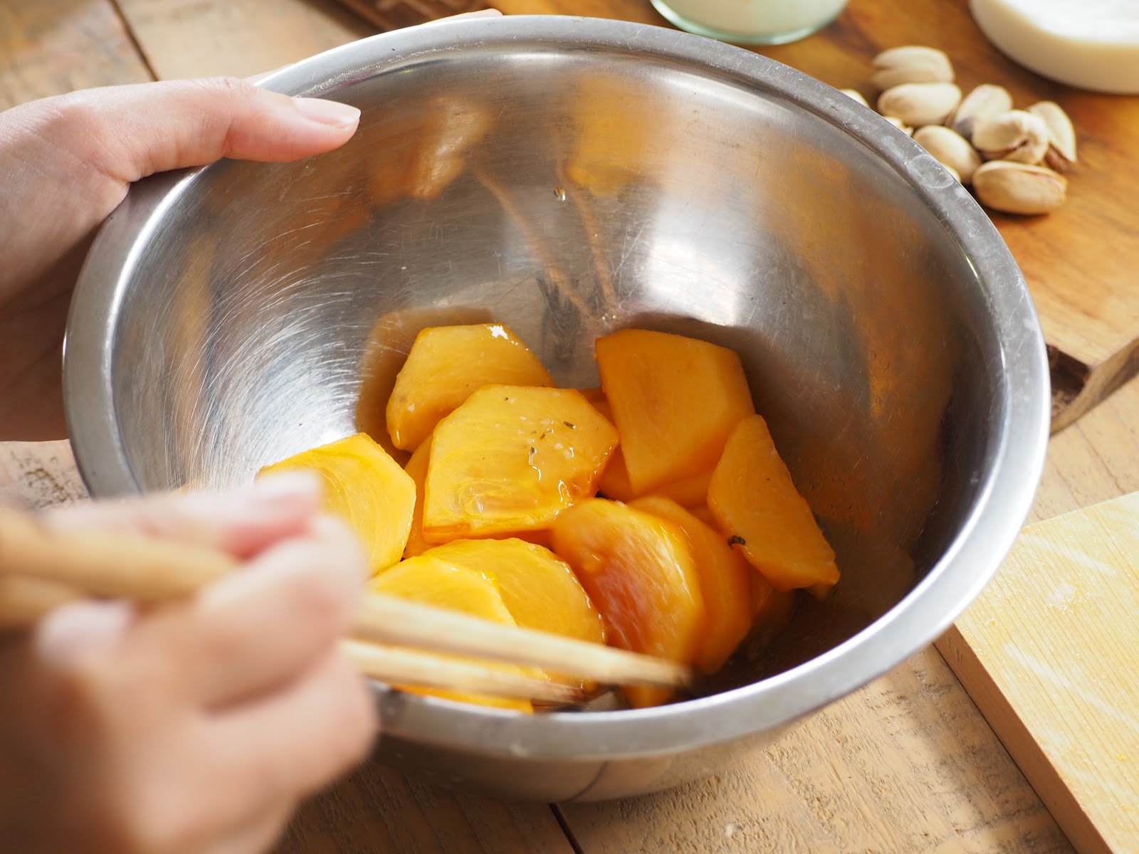 優しい甘さでカラダも嬉しい 柿のさっぱりサラダ 生理の日に食べたい 楽うま ゆるっとごはん 第16回 ランドリーボックス