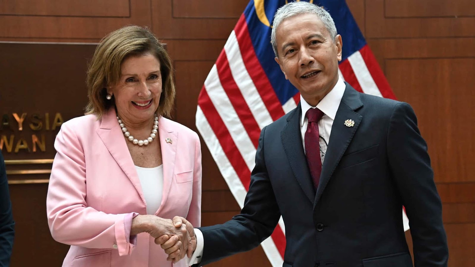 U.S. Speaker Nancy Pelosi arrives in Taiwan for official visit heavily  criticized by China | CBC News