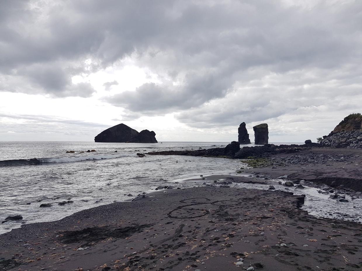 Una playa con el mar de fondo

Descripción generada automáticamente