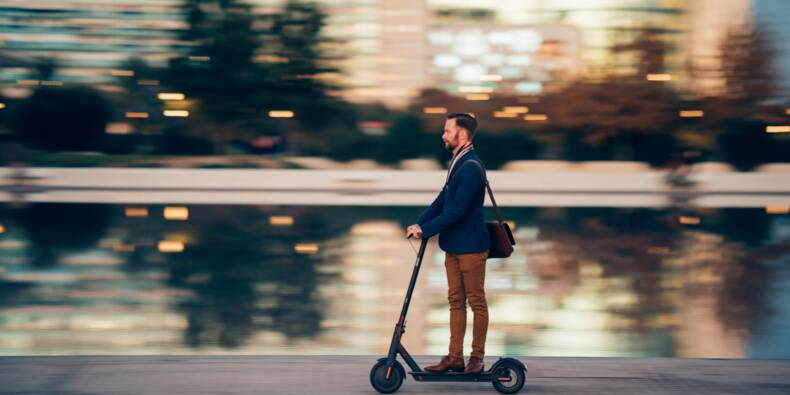 homme sur une trottinette electrique