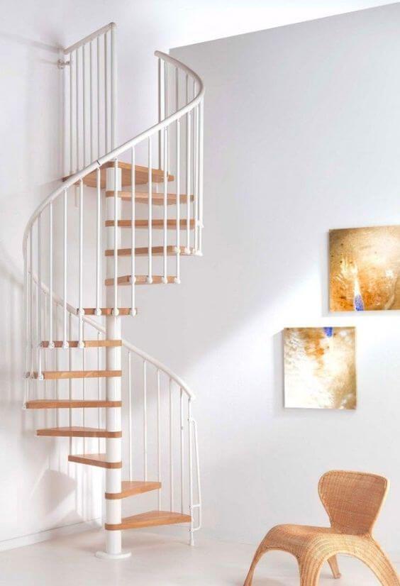 Escada de caracol clean com degraus de madeiro e corrimão de ferro branco