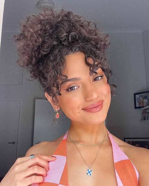 Hairstyles to Try with 2C Curly Hair