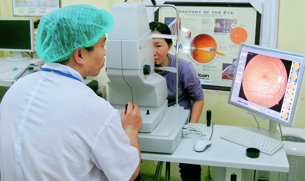 Bệnh nhân viêm kết mạc nên đi khám bác sĩ