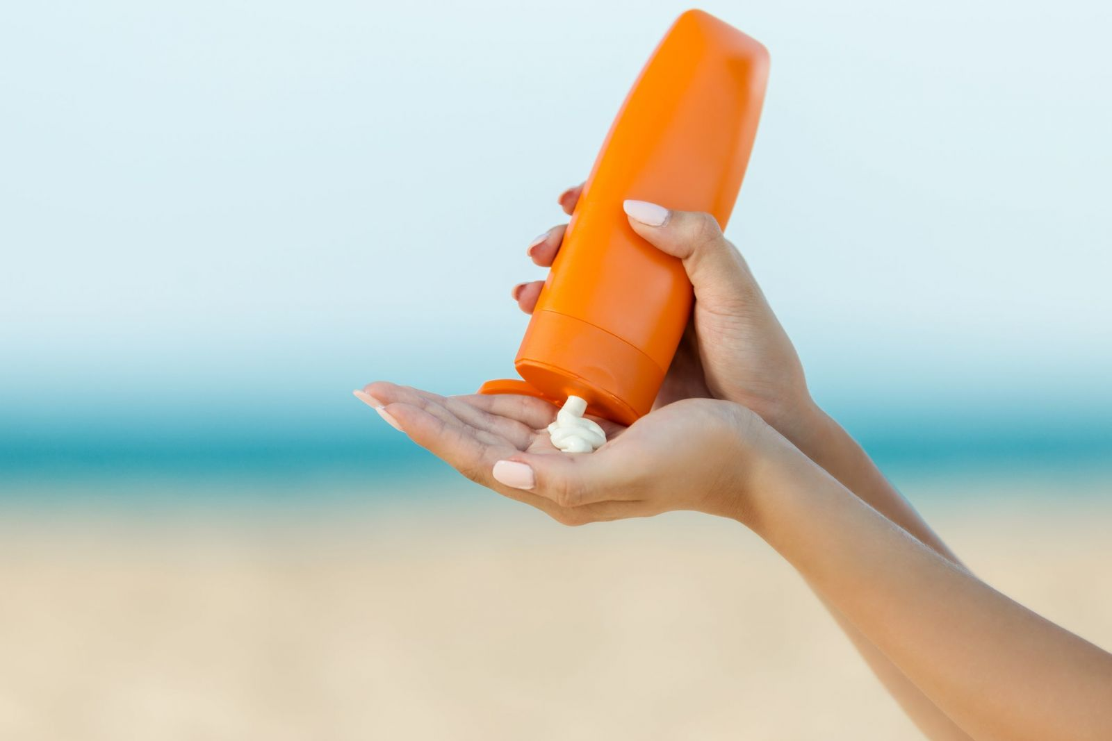 Bôi kem chống nắng giúp bảo vệ da cho người bệnh lupus ban đỏ