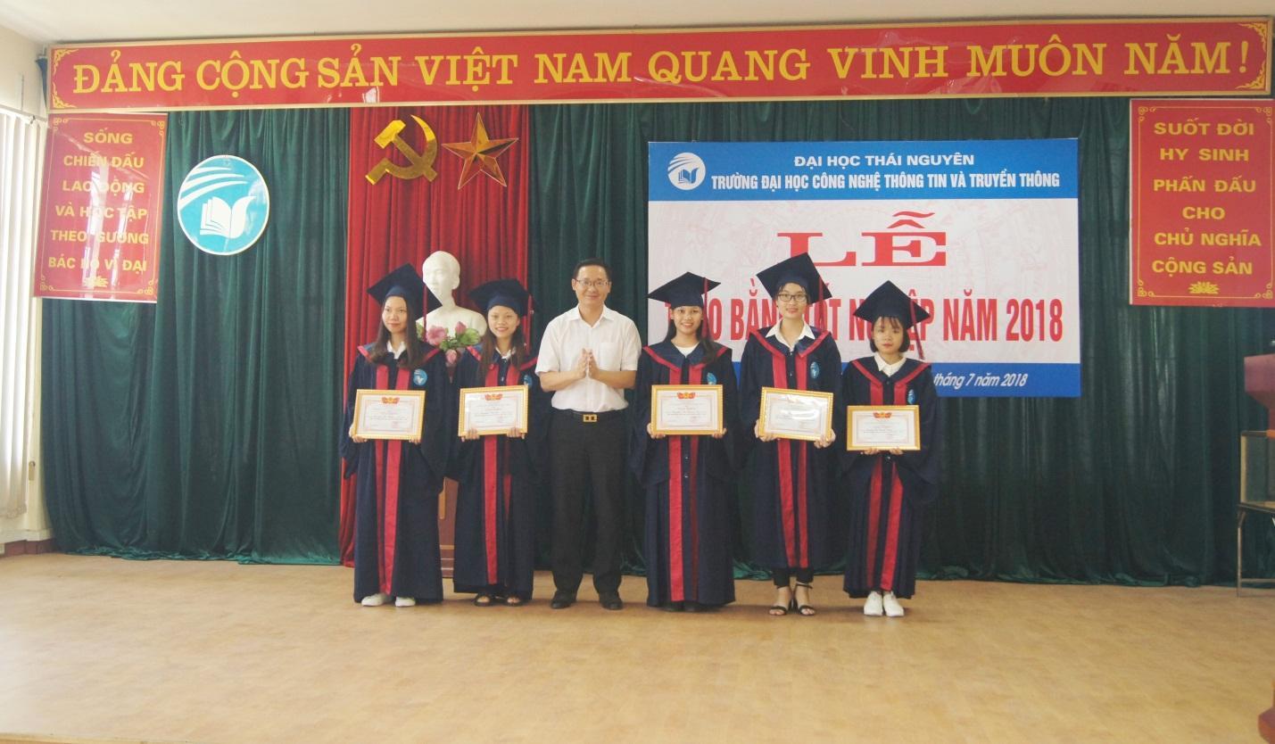 D:LTLINH - TTSK ICTUảnh2018tháng 7Trao bằng TN Khoa CNTTDSC03685.JPG