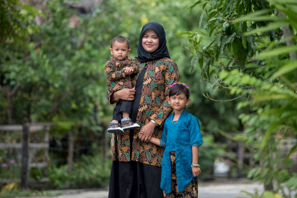 Pakai pakaian batik (Photo: Getty Images)