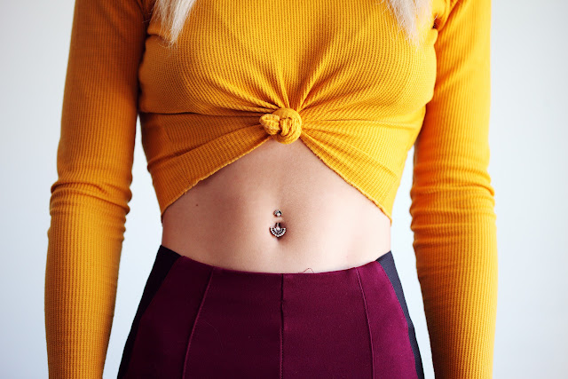 https://pixabay.com/photos/piercing-belly-ring-jewelry-belly-3759367/