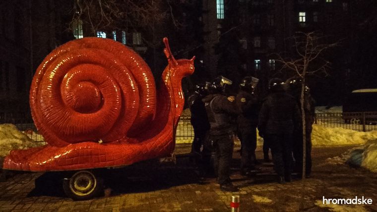 Поліцейські відпочивають біля кіоску з кавою під час акції протесту на підтримку активіста Сергія Стерненка, Київ, 23 лютого 2021 року.