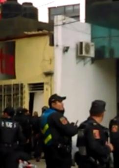 C:\Users\jeanc\Pictures\policias derribando la puerta de casa del periodista.png