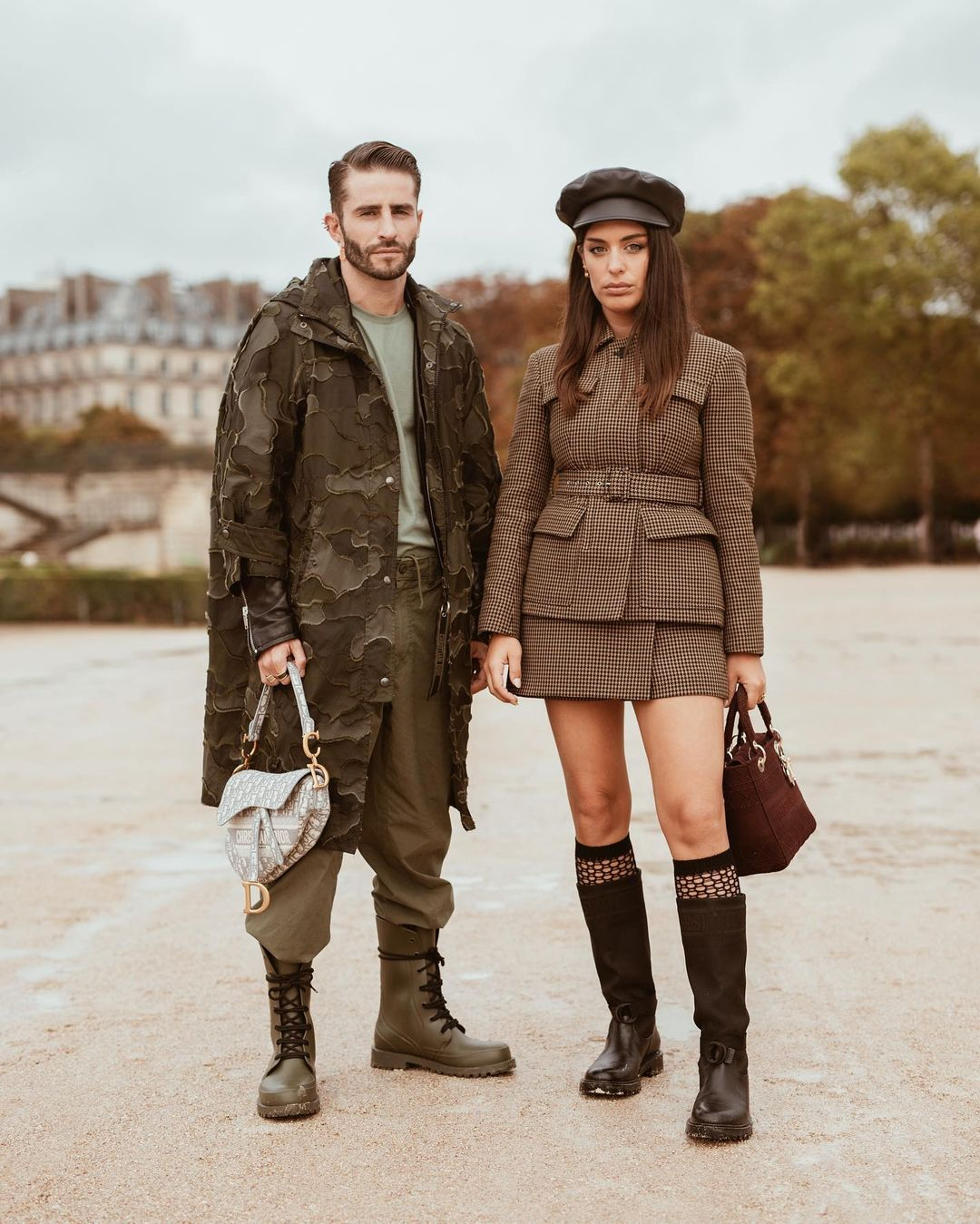 La influencer Alexandra Pereira luce uno de los mejores looks de París Fashion Week , combinando botas  de agua militares negras con un estampado de cuadros.