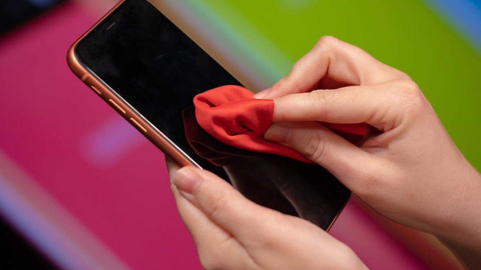 Đừng bao giờ lau màn hình iPhone bằng 9 thứ này.