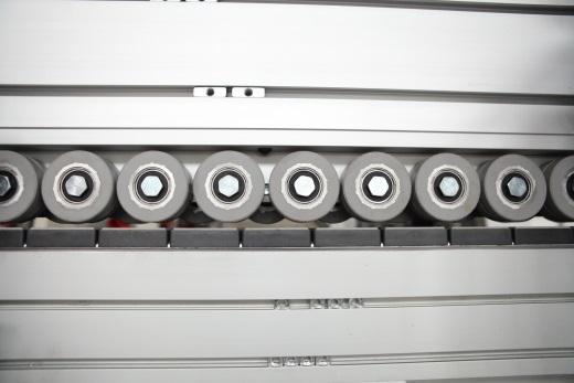 E:\南兴\宣传资料\照片\机器图片\产品细节图片\封边机\封边机零部件\平压轮.JPG