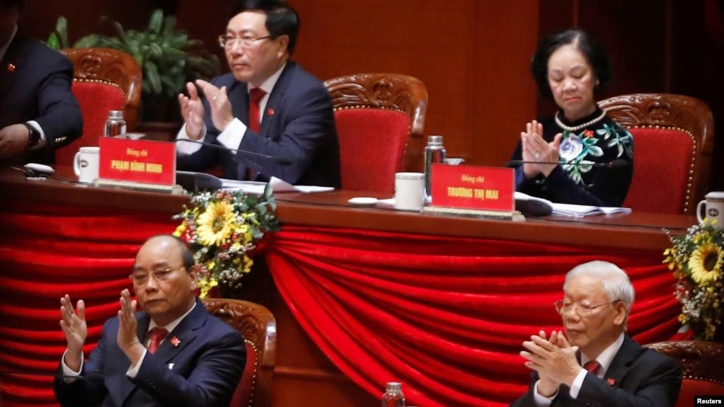 Chủ tịch nước Nguyễn Xuân Phúc (trái dưới), Phó Thủ tướng Phạm Bình Minh (trái trên) và Tổng bí thư Nguyễn Phú Trọng (phải dưới) tại một cuộc họp của Đại hội Đảng 13 hồi tháng 1/2021.