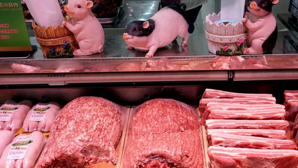 中国北京一超市内猪肉摊位资料图片