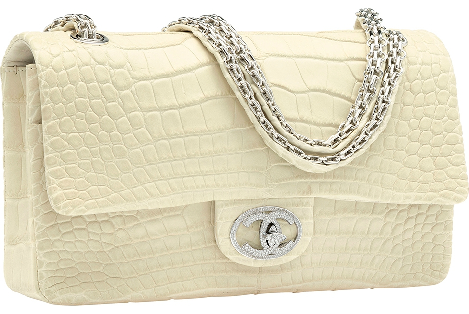 Bolso Diamond Forever Classic de Chanel, uno de los bolsos más caros que existen, con piel de cocodrilo en tono beige claro.
