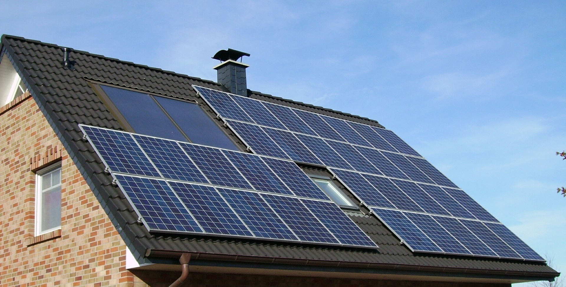 Toiture d'une maison avec des panneaux solaires photovoltaïques