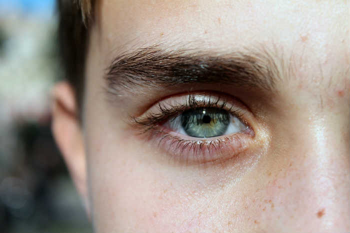 cejas perfectas de hombre sin tratamiento