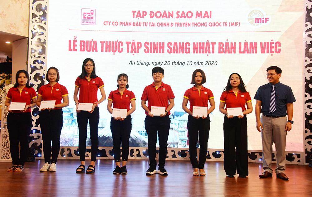 2. Ông Trương Vĩnh Thành - Phó Tổng Giám đốc Tập đoàn Sao Mai Khen thưởng cho các thực tập sinh có thành tích học tập xuất sắc