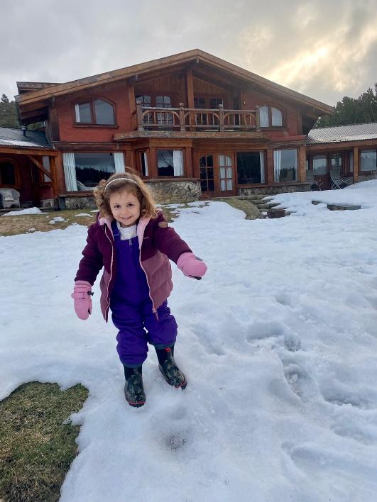 Criança ao lado de casa com neve

Descrição gerada automaticamente com confiança média
