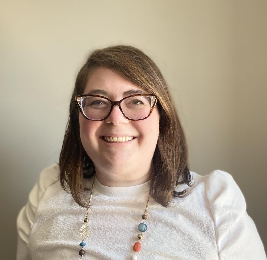 A person wearing glasses
Description automatically generated with low confidence