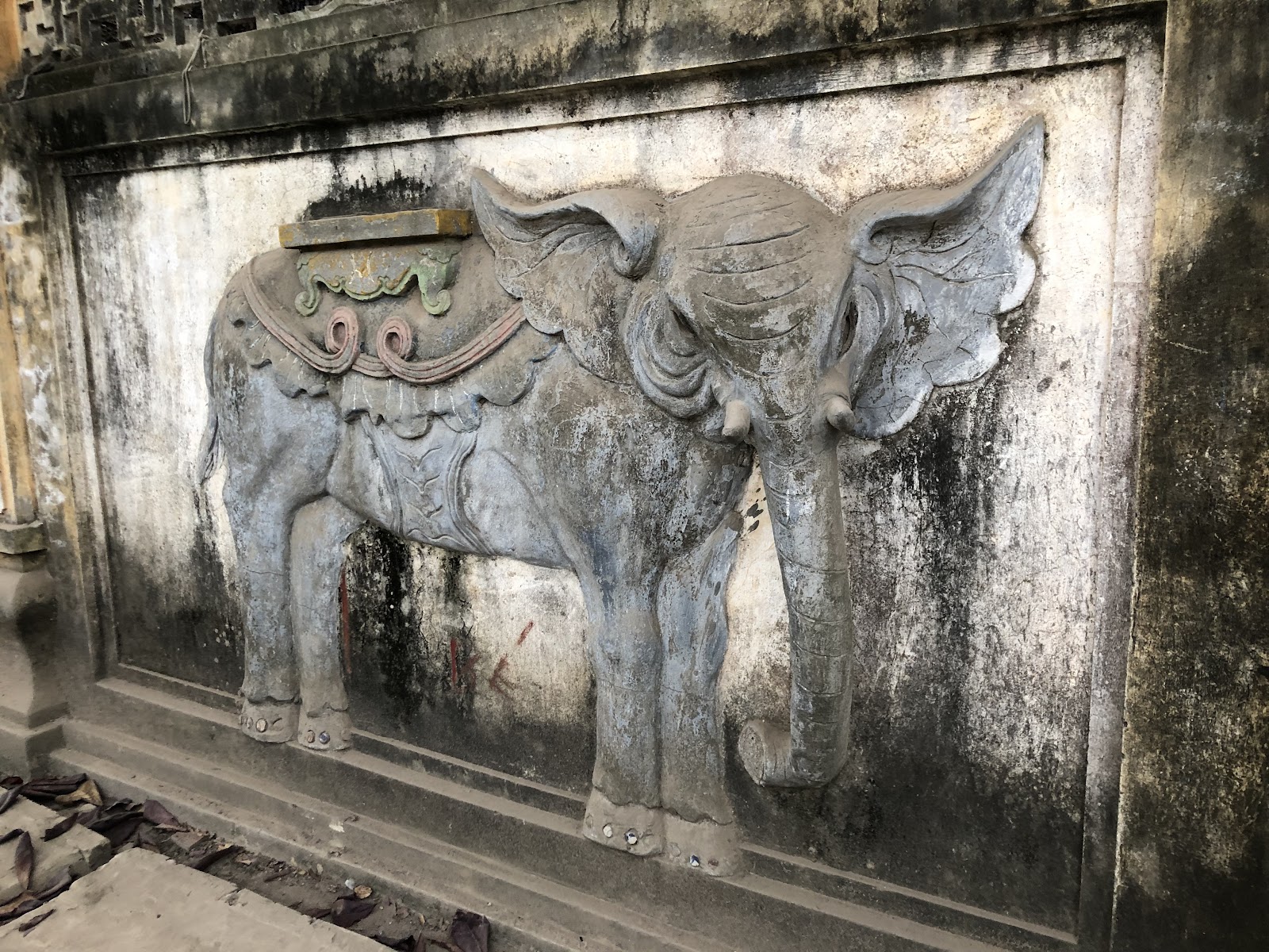 voi trên tường Đình Bà Tề