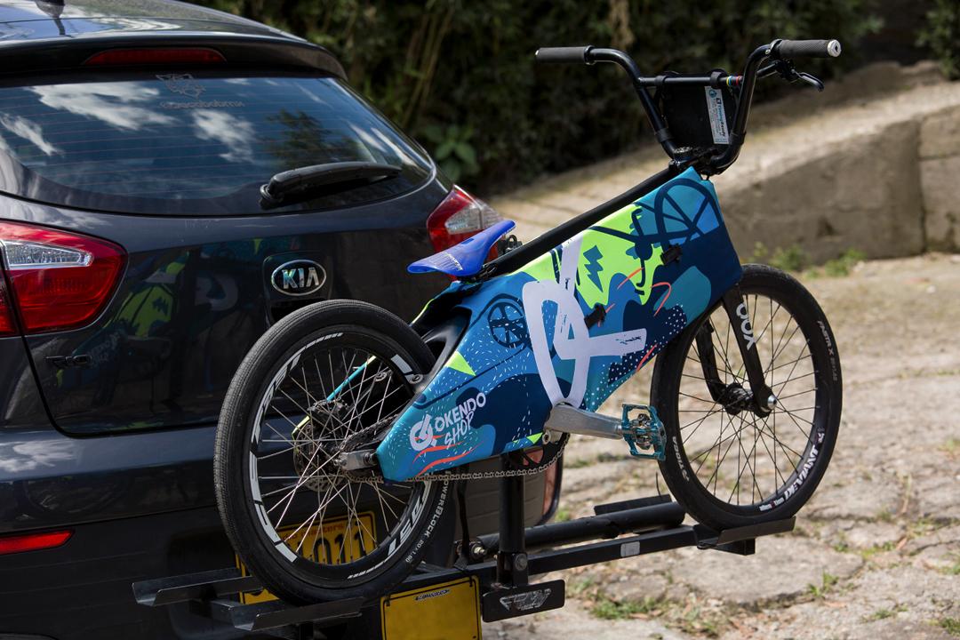 Una bicicleta estacionada al lado de un coche

Descripción generada automáticamente