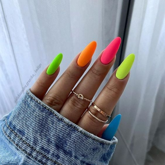 Full view of the gorgeous neon nail, the perfect aesthetic vibes for summer