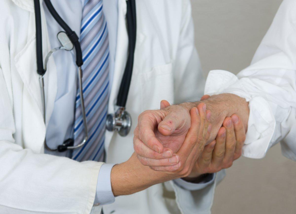 https://100med.ru/upload/resize_cache/iblock/939/1200_9999_1/doctor_holding_patient_arm.jpg