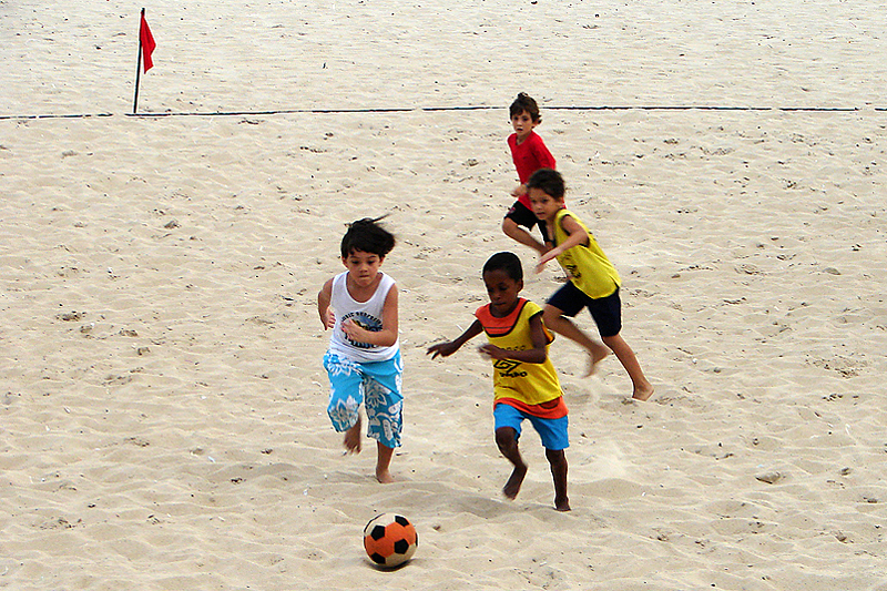 https://upload.wikimedia.org/wikipedia/commons/3/31/Crian%C3%A7as_jogando_futebol_de_areia.jpg