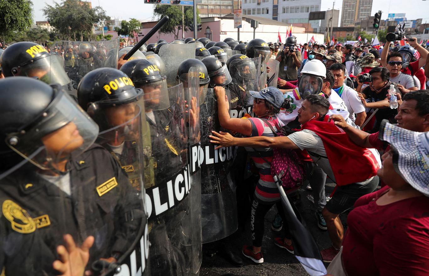 Protesters scuffle with riot police officers during the 'Take over Lima' march to demonstrate against Peru's President Dina Boluarte, following the ousting and arrest of former President Pedro Castillo, in Lima, Peru January 19, 2023.