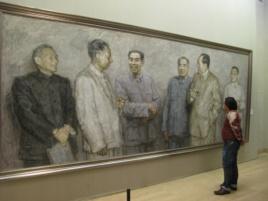 中国画展中有人观看中共文革前政治局常委的肖像画，右起：邓小平、毛泽东、朱德、 周恩来、刘少奇、陈云。常委中的林彪不在画上（美国之音张楠拍摄）